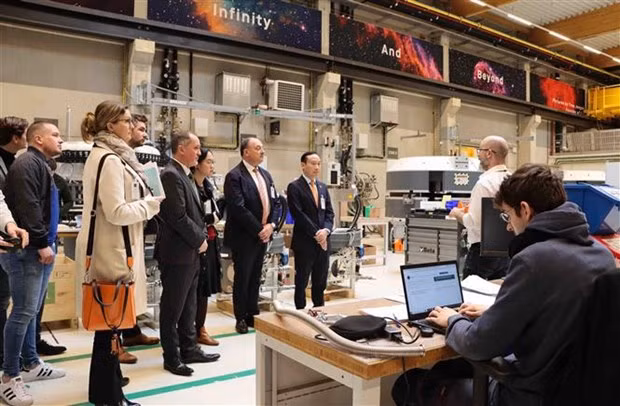 Vietnamese Ambassador to Belgium Nguyen Van Thao, Minister-President of Wallonia Willy Borsus and other delegates visit cancer treatment solutions at IBA (Photo: VNA)
