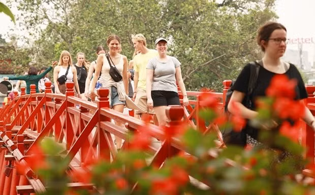 Tourists visit The Huc bridge, Ngoc Son temple in Hanoi (Photo: VNA)