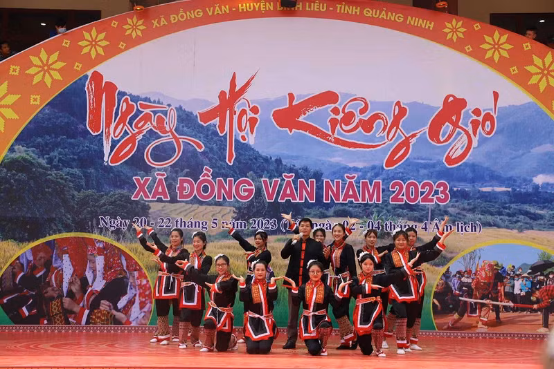 Performing traditional costumes at a festival held in Dong Van Commune, Binh Lieu District.