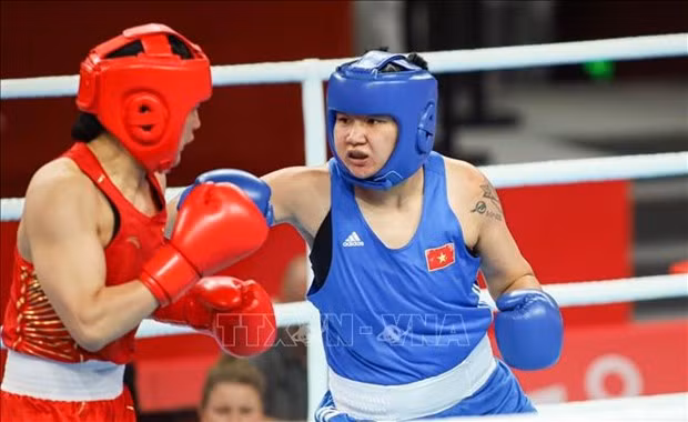 Boxer Luu Diem Quynh (right) secures a bronze for Vietnam (Photo: VNA)