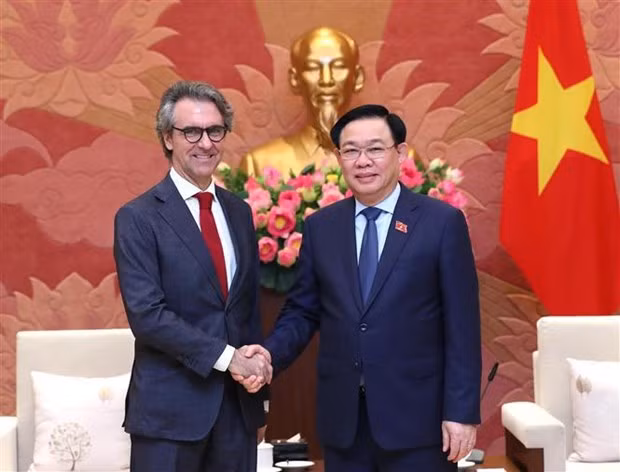 NA Chairman Vuong Dinh Hue (R) and Ambassador Giorgio Aliberti, Head of the European Union (EU) Delegation to Vietnam. (Photo: VNA)