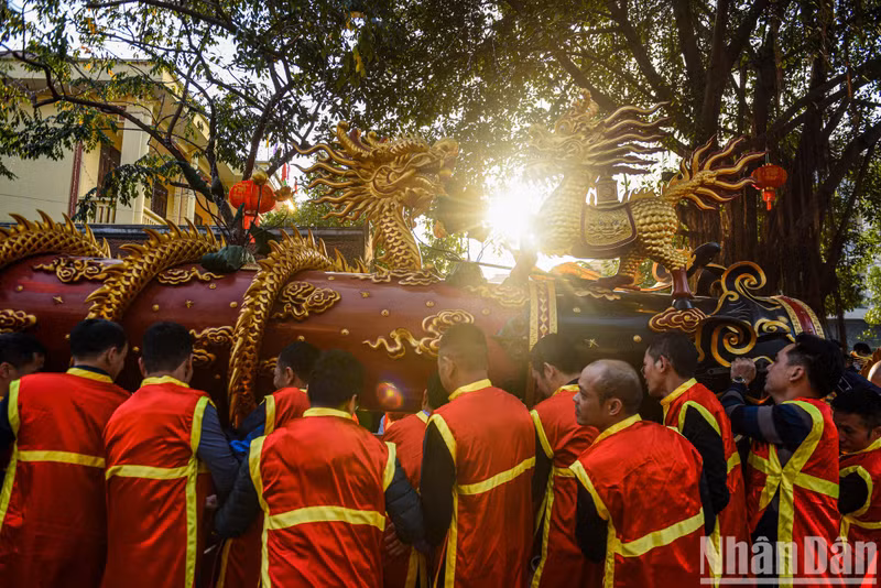 The two crackers used in the procession are made of wood and painted with gold lacquer. They are six metres in length with a diameter of 0.6 metre.