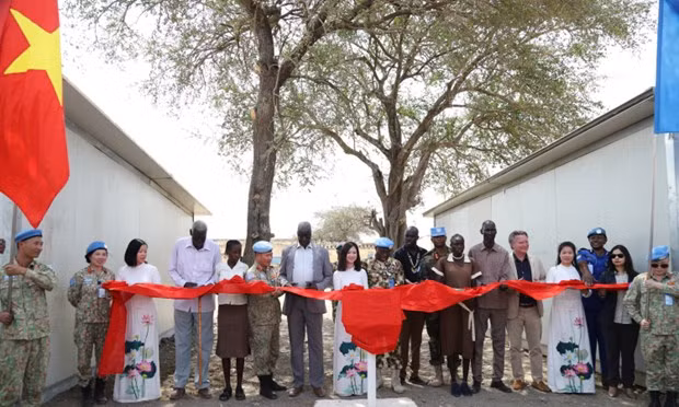 Vietnam’s Military Engineering Unit Rotation 1 grants humanitarian works to Abyei school (Photo: Military Engineering Unit Rotation 1)