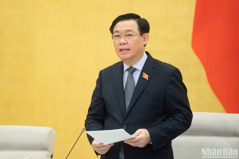 NA Chairman Vuong Dinh Hue speaks at the session.