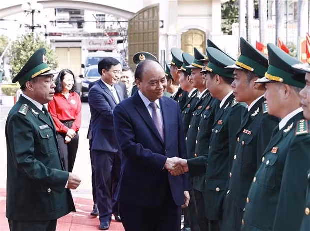 President Nguyen Xuan Phuc visits Dak Lak border guard force ahead of Tet. (Photo: VNA)