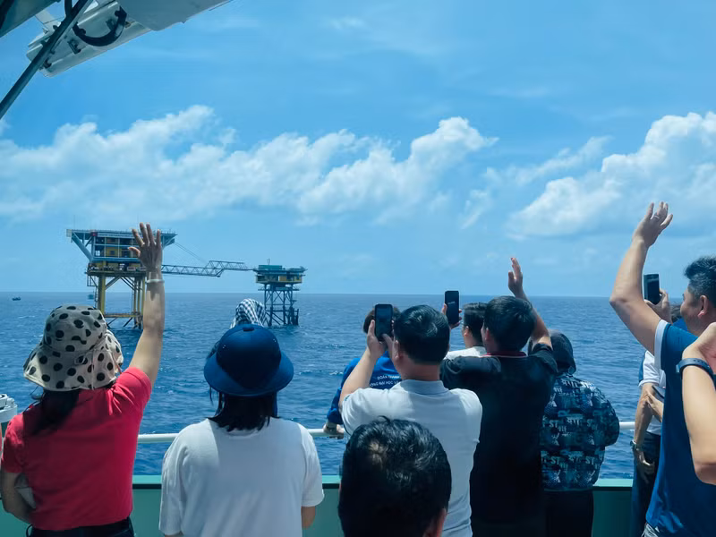 The delegation bid farewell to the soldiers on the DKI/15 platform.