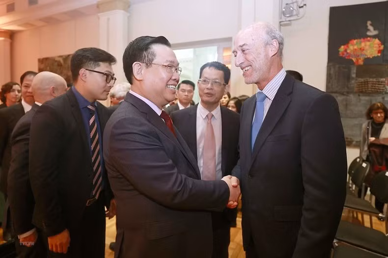 National Assembly Chairman Vuong Dinh Hue (front, left) greets delegates at the event (Photo: VNA)