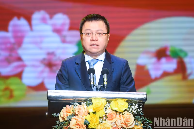 Member of the Party Central Committee (PCC), Editor-in-Chief of Nhan Dan (People) Newspaper, Deputy Head of the PCC Commission for Communication and Education, and Chairman of the Vietnam Journalists’ Association Le Quoc Minh delivers an opening speech at the event.
