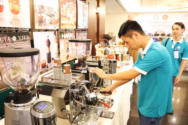  A contestant prepares materials to compete in the final round of the Vietnam Specialty Coffee Competition 2023. 