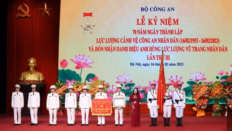 Acting President Vo Thi Anh Xuan presents the Hero of People’s Armed Forces title to the Police Guard High Command at the ceremony.