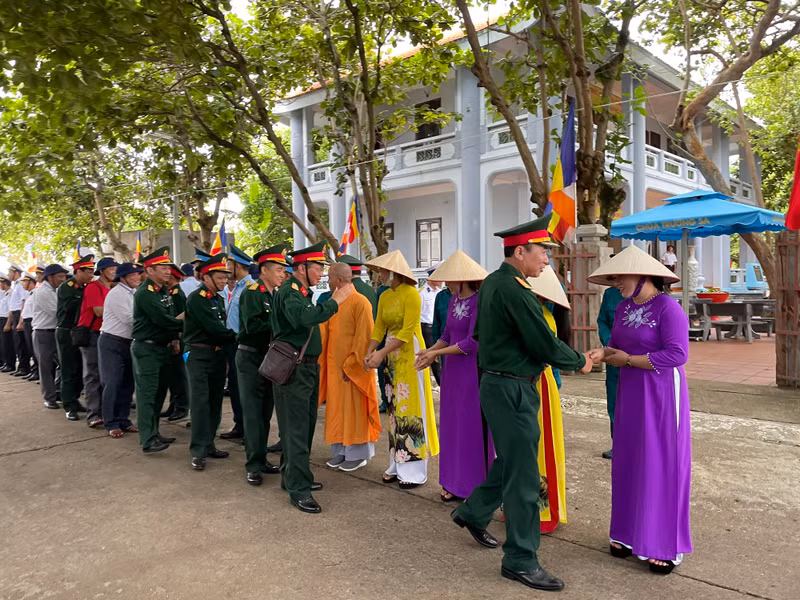 Officers, soldiers and people on Truong Sa were delighted to welcome the delegation to visit and work.