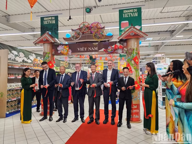 Vietnamese Deputy Minister of Industry and Trade Do Thang Hai and other delegates cut ribbons to kick off the Vietnamese goods week at Systeme U supermarket chain in Paris.