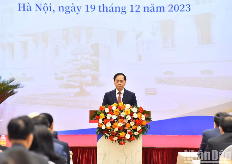 Minister of Foreign Affairs Bui Thanh Son delivers an opening speech at the conference.