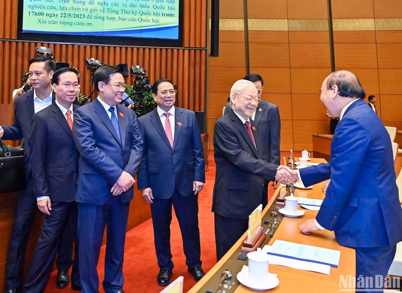 Party General Secretary Nguyen Phu Trong, President Vo Van Thuong, PM Pham Minh Chinh and NA Chairman Vuong Dinh Hue with former Party and State leaders at the opening session.