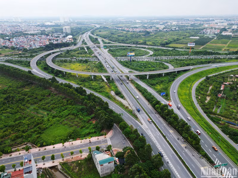 The investment project to complete the intersection of Ring Road 3 with the Hanoi - Hai Phong Expressway has a length of 1.5km, connecting to Co Linh Street, with a total investment of more than 400 billion VND. The investment project to complete the intersection of Ring Road 3 with the Hanoi - Hai Phong Expressway has a length of 1.5km, connecting to Co Linh Street, with a total investment of more than 400 billion VND.