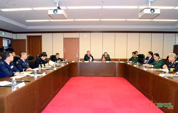 Senior Lieutenant General Nguyen Tan Cuong, Chief of the General Staff of the Vietnam People’s Army and Deputy Defence Minister, holds talks with General Yoshida Yoshihide, Chief of Staff of the Japan Self-Defence Forces Joint Staff in Japan on October 11. (Photo: qdnd.vn)