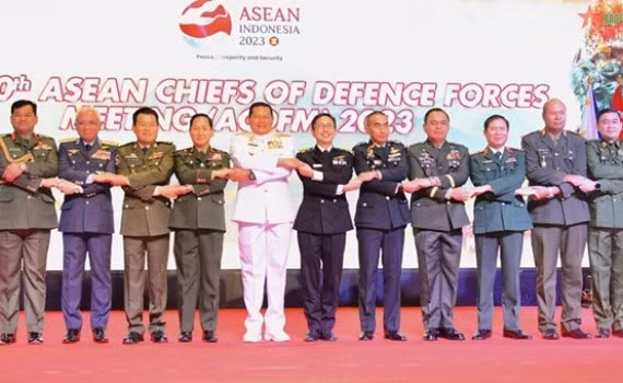 Heads of delegations to the 20th ASEAN Chiefs of Defence Forces Meeting (ACDFM 20). (Photo: VNA)