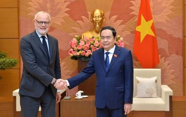NA Standing Vice Chairman Tran Thanh Man (R) and Mayor of France’s Le Havre city Édouard Philippe (Photo: VNA)