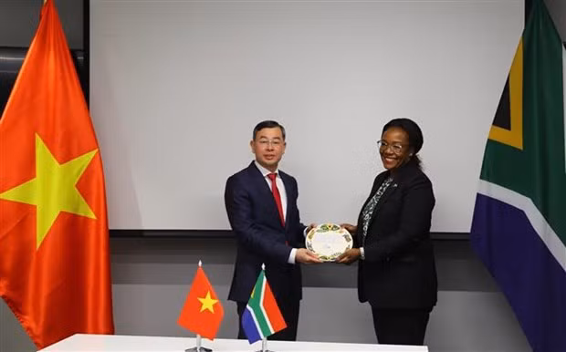 State Auditor General Ngo Van Tuan receives gift from his South African counterpart Tsakani Maluleke (Photo: VNA)