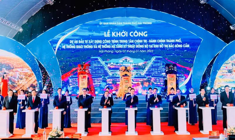Permanent member of the PCC’s Secretariat Vo Van Thuong and other delegates pressed the button to start the construction investment project of the Political-Administrative Centre of Hai Phong City.