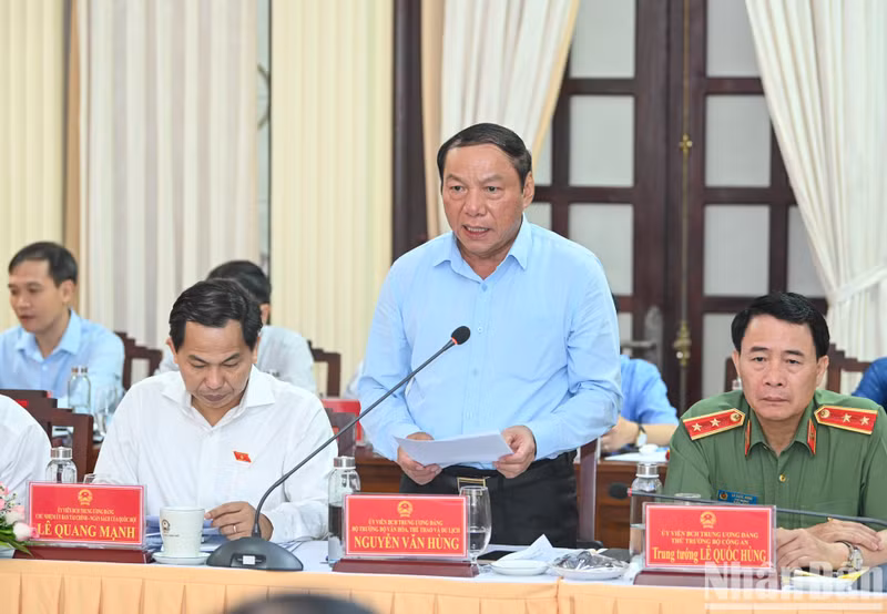 Minister of Culture, Sports and Tourism Nguyen Van Hung speaks at the session. Minister of Culture, Sports and Tourism Nguyen Van Hung speaks at the session.