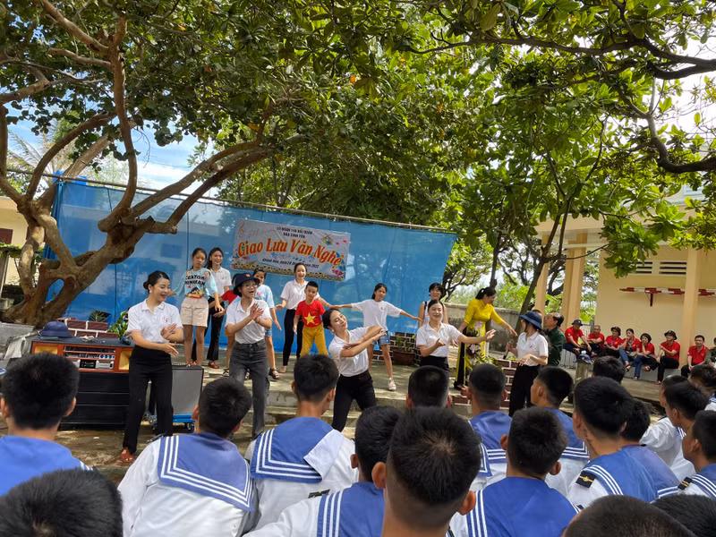 A cultural exchange was held on Sinh Ton Island.