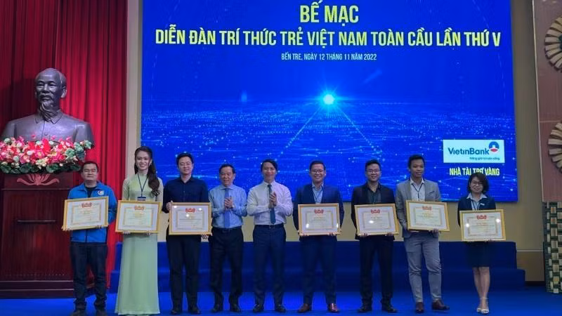 Individuals with outstanding achievements in organising the forum receive certificates of merit. 