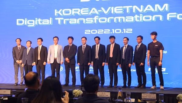 Participants pose for group photo at the Korea-Vietnam Digital Transformation Forum. (Photo: Ministry of Information and Communications)