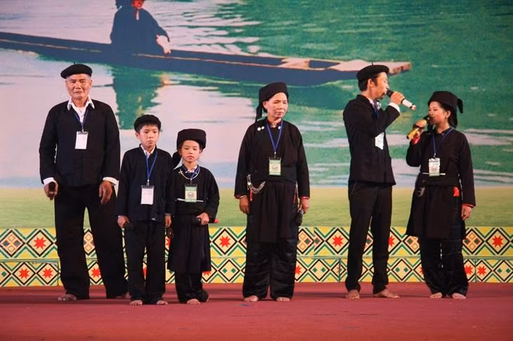 A Nung family performs sli singing at the Northeast Ethnic Culture Festival. (Photo: baobienphong.com.vn)