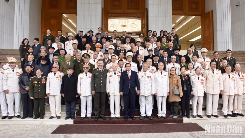 PM Pham Minh Chinh with the delegates