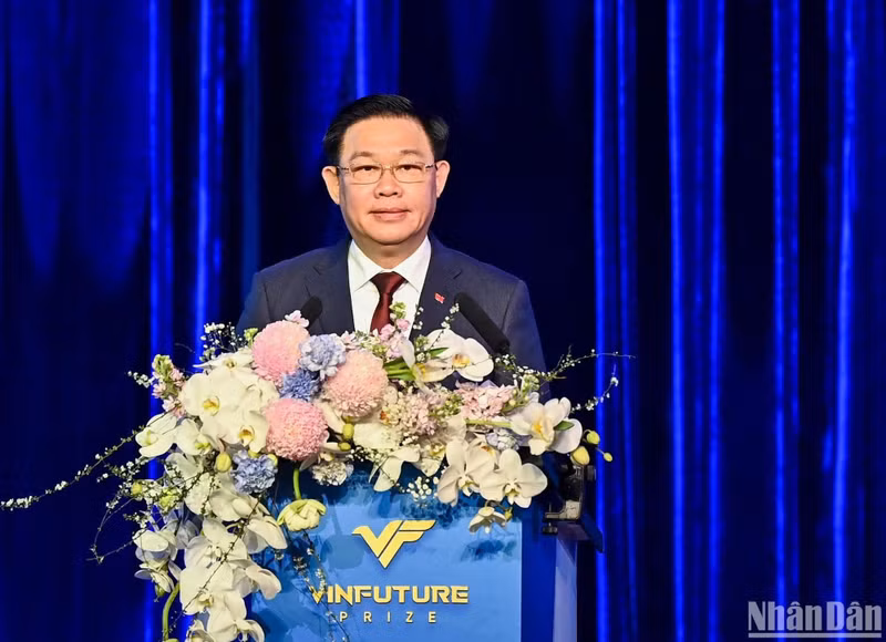 NA Chairman Vuong Dinh Hue speaks at the ceremony.