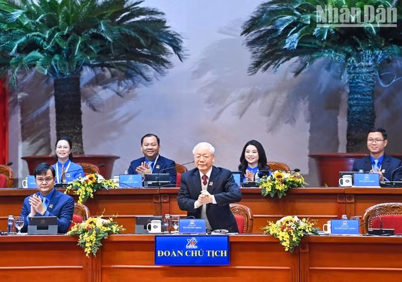 Party General Secretary Nguyen Phu Trong joins the Presidium of the Congress.