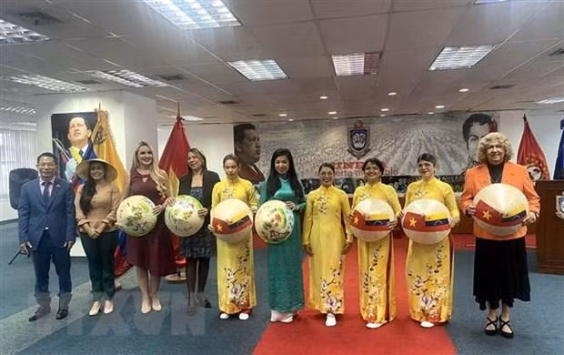 Vietnam’s traditional long dresses introduced in Venezuela