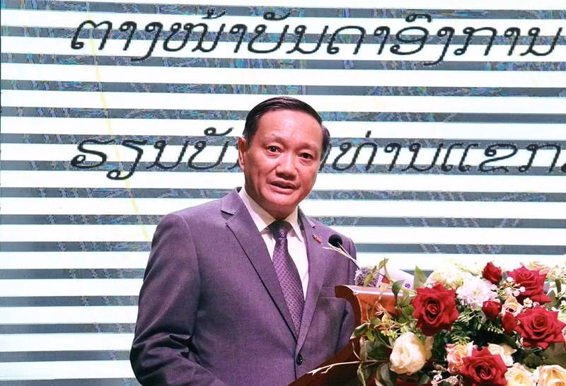 Vietnamese Ambassador to Laos Nguyen Ba Hung speaks at the ceremony.