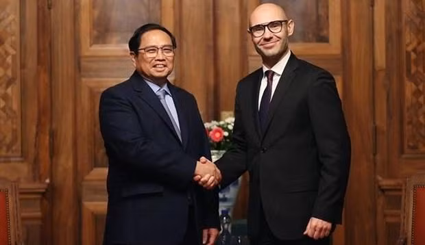 Prime Minister Pham Minh Chinh (L) and PCA Secretary General Marcin Czepelak (Photo: VNA)