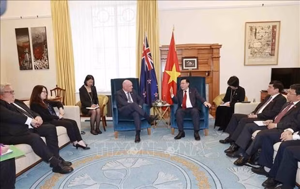 NA Chairman Vuong Dinh Hue and New Zealand’s National Party leader Christopher Luxon. (Photo: VNA)