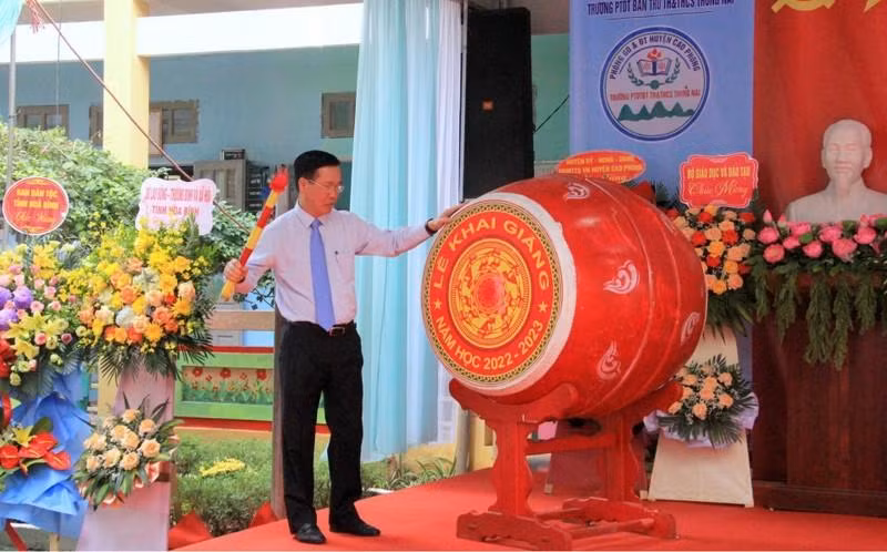 Politburo member cum Permanent member of the Party Central Committee's Secretariat Vo Van Thuong beats the drum to kick off the 2022-2023 academic year. 