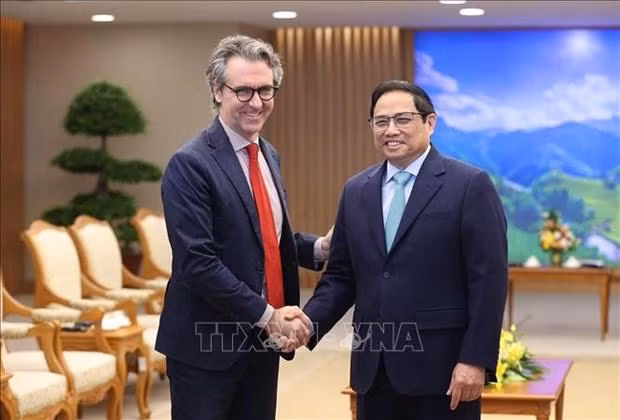 Prime Minister Pham Minh Chinh (R) and Ambassador Giorgio Aliberti, Head of the European Union Delegation to Vietnam. (Photo: VNA)