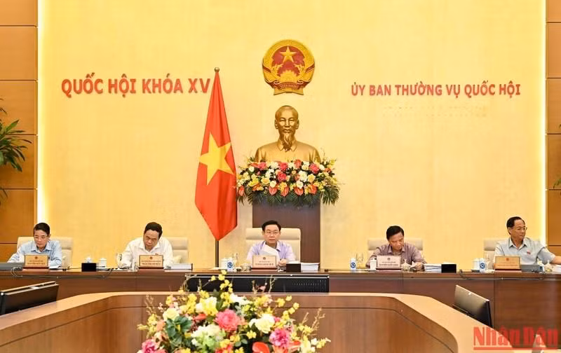 NA Chairman Vuong Dinh Hue chairs the meeting (Photo: NDO)