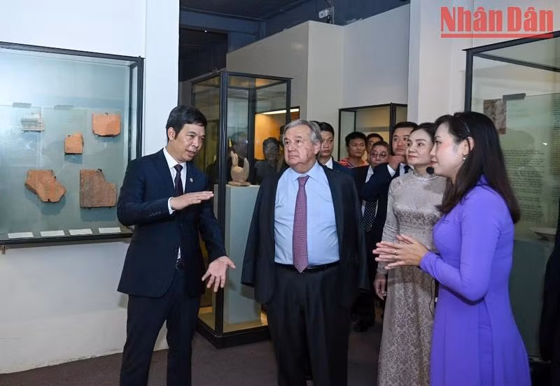 UN Secretary-General Antonio Guterres listens to an introduction to archaeological artifacts found at the Thang Long Imperial Citadel relic site. UN Secretary-General Antonio Guterres listens to an introduction to archaeological artifacts found at the Thang Long Imperial Citadel relic site.