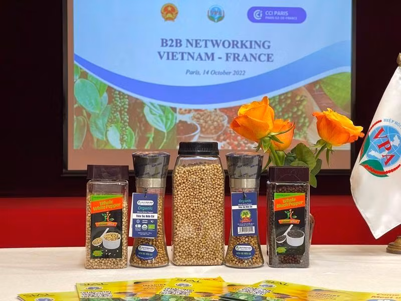 Vietnamese pepper products are showcased at the conference.