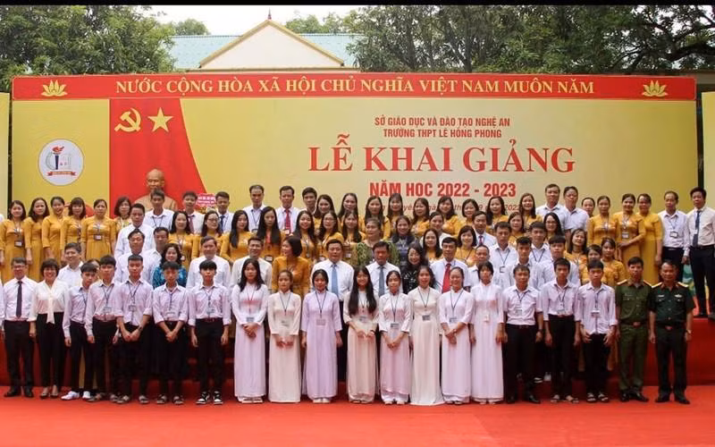 Politburo member Nguyen Xuan Thang joins teachers and students of the Le Hong Phong High School in a ceremony starting the 2022-2023 academic year.