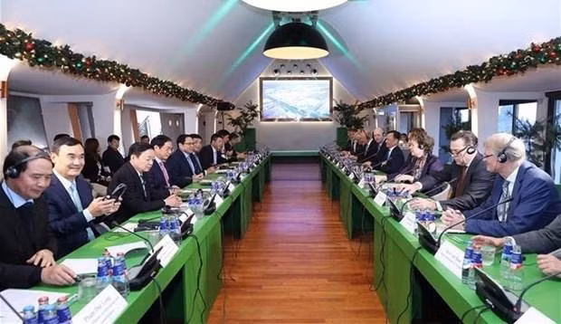 Prime Minister Pham Minh Chinh talks with leading Dutch enteprises (Photo: VNA)