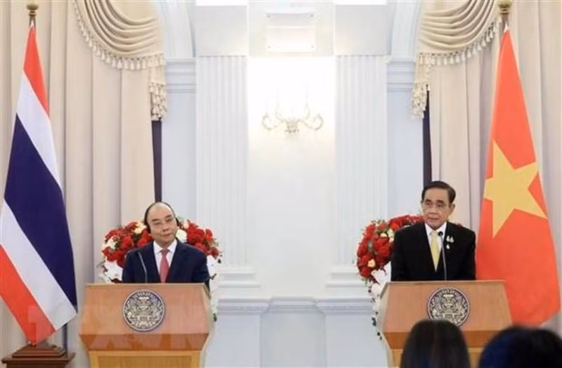 Vietnamese President Nguyen Xuan Phuc and Thai Prime Minister Prayuth Chan-o-cha co-chair an international press conference after their talks. (Photo: VNA)