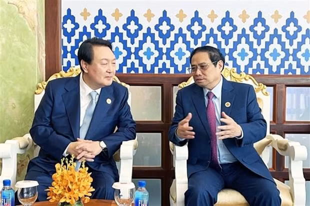 Prime Minister Pham Minh Chinh (R) meets RoK President Yoon Suk-yeol in Phnom Penh on November 12 (Photo: VNA)