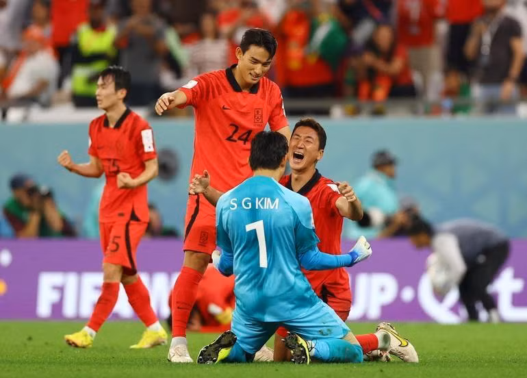 RoK's Kim Seung-gyu, Jung Woo-young and Cho Yu-min celebrate after the match as the RoK qualify for the knockout stages. (Photo: Reuters)
