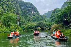 Visitors explore Trang An, Ninh Binh. (Photo: HOANG TRUONG)