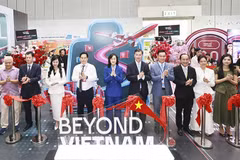Delegates perform the launch ceremony for the “Beyond Viet Nam – Vietnamese Goods Taking Flight” project. (Photo: Provided by the organisers)