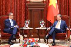 General Secretary of the Communist Party of Viet Nam Central Committee and President To Lam (right) and French Ambassador to Viet Nam Olivier Brochet at their meeting. (Photo: NDO)
