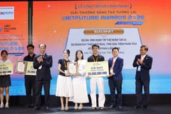 The organising committee presents awards to the top-winning projects. (Photo: NDO)